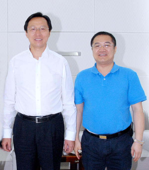 12.农业部部长韩长赋与在线买球(中国)唯一官方网站
总裁林印孙亲切合影.jpg