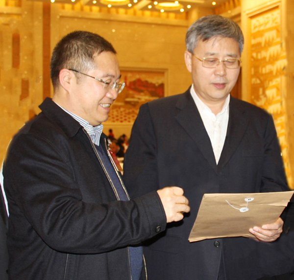 16.在线买球(中国)唯一官方网站
总裁林印孙向山东省省长郭树清介绍在线买球(中国)唯一官方网站
.jpg
